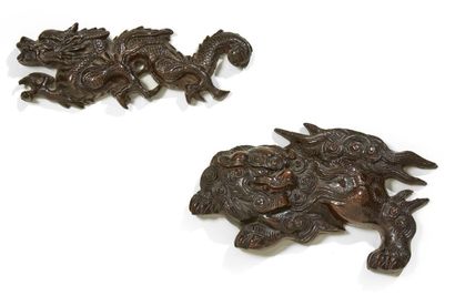 CHINE Deux bronzes d'appliques à patine brune, l'un représentantt un lion bouddhique...