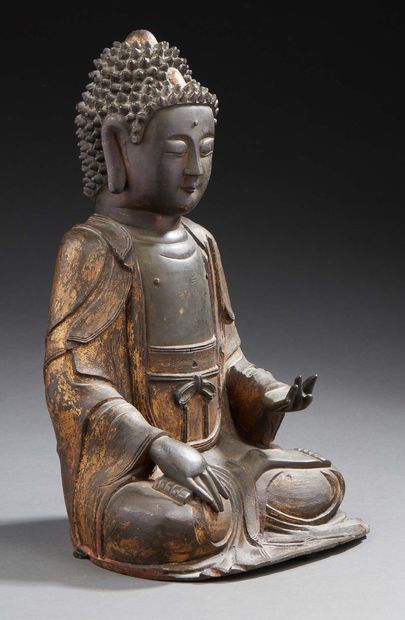 CHINE Figurine en bronze à patine brune et traces de dorures représentant un bouddha...