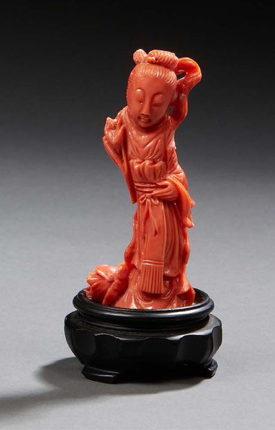 CHINE Figurine en corail sculpté représentant la déesse Guanhin debout, une fleur...