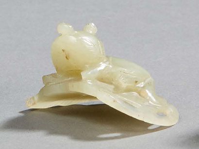 CHINE Small grey-green jade figurine representing a dormouse lying on a leaf.
Around...