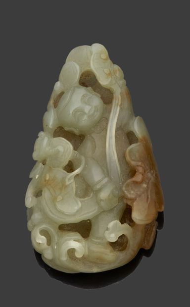 CHINE Jade amulet decorated with a child among the clouds.
Size : 6 x 3 cm