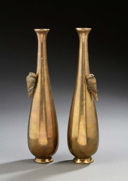 JAPON Pair of bronze solifor vases with applied cicadas.
Around 1900.
H. : 28,5 ...