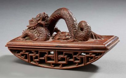 CHINE Tampon presse buvard en bois sculpté à décor d'un dragon.
Vers 1900
Dim. :...