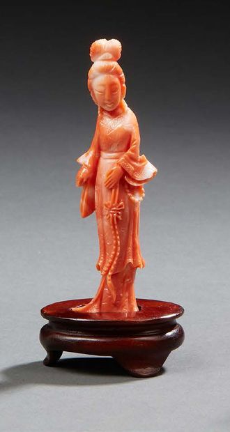 CHINE Petite figurine en corail sculpté représentant la déesse Guanhyin.
Socle en...