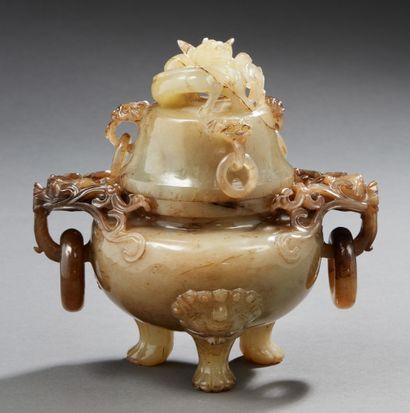 CHINE Brûle parfum en agate grise nuancée finement sculpté et ajouré.
Début XXe siècle.
H....