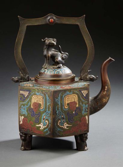 JAPON Cloisonné bronze teapot. The lid surmounted by a lion.
Around 1900.
H. : 30...