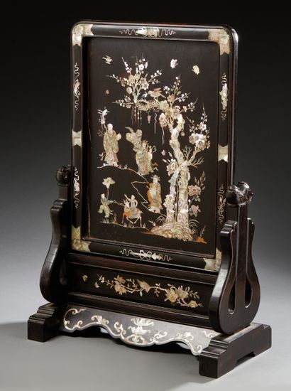 CHINE Small blackened wood screen with inlaid mother-of-pearl decoration of scenes...