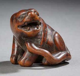 JAPON Beautiful small wooden sculpture representing a feline in the manner of a netsuke.
XIXth...