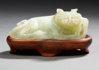 CHINE Small cat lying on a nephrite water lily leaf.
20th century
Length : 6,5 cm...