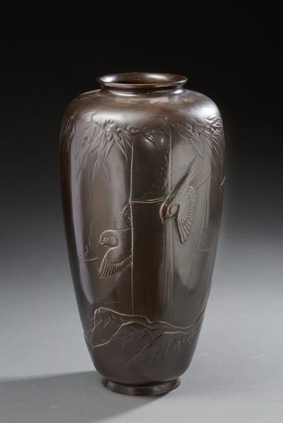 JAPON Grand vase en bronze de forme oblongue à motif d'oiseaux dans un paysage montagneux.
Vers...