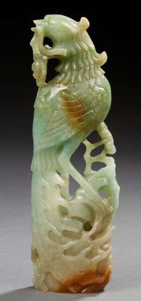 CHINE Carved green nephrite group featuring a peacock on a rock.
H.: 16 cm