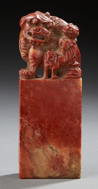 CHINE Carved soapstone seal depicting a Noh dog and its pup on a stele, the seal...