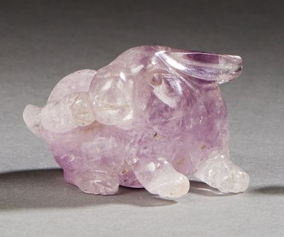 CHINE Small rabbit in amethyst, scratching itself with its hind leg.
Length : 6 ...