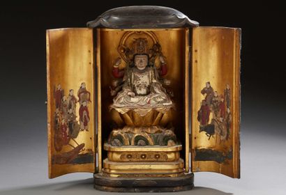 JAPON Beau et rare autel portatif en laque noire ouvrant en façade à deux portes,...