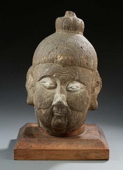 ASIE DU SUD EST Sculpted sandstone Buddha head, the headdress finished with a frieze...