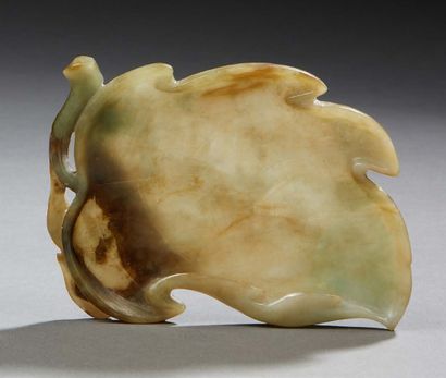 CHINE Grey-green jade bowl with brown spots, carved in the shape of a ribbed leaf.
First...