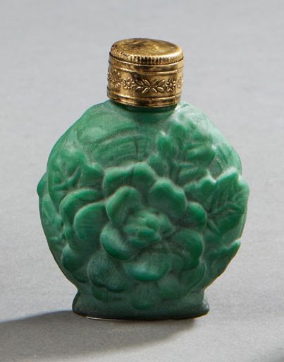 CHINE Snuffbox in green moulded glass. Metal stopper.
H. : 5,3 cm