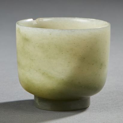 CHINE Small green and grey carved jadeite bowl.
XXth century.
H. 5 cm (a chip in...