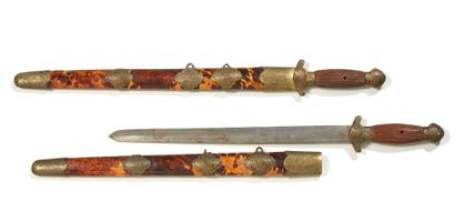 CHINE Deux dagues à fourreau écaille
XIXe siècle
Long. : 45 cm (accidents et man...