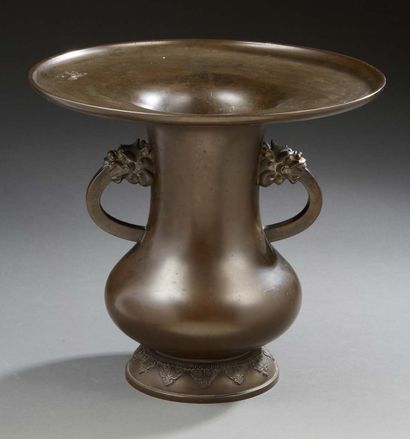 JAPON Grand vase en bronze à large col applati. Les anses à attaches figurant des...