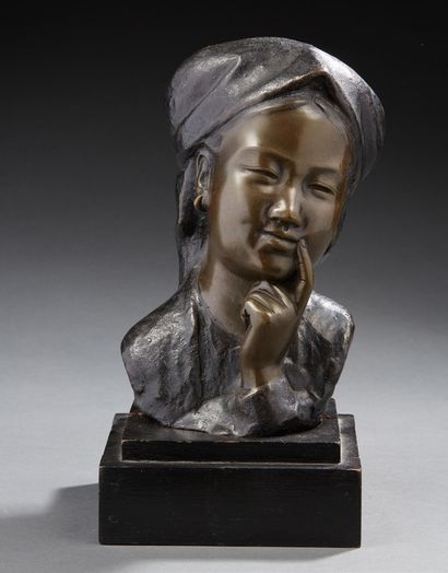 VIETNAM Bronze bust of a young woman wearing a headdress. Wooden base. 1030/1940
H....