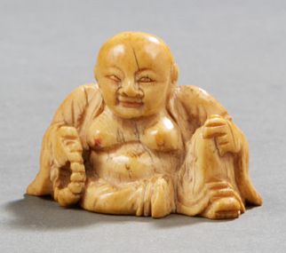 JAPON Small ivory subject sitting man
About 1900.
H. : 3,5 cm
Weight: 23,2g