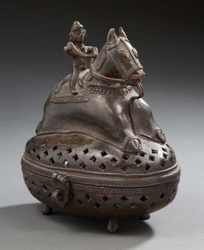 INDE Box with openwork lid surmounted by a rider
19th century.
H. : 25 cm