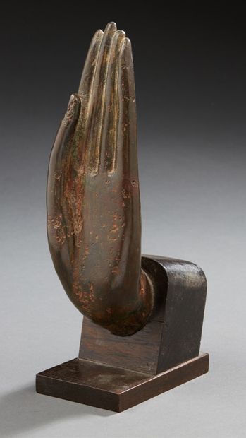 LAOS Bronze hand with brown patina on a wooden base.
19th century
H.: 23 cm