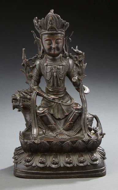 CHINE Figurine en bronze à patine brune représentant la déesse Guanhyin assise sur...