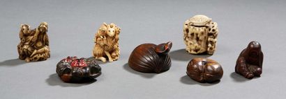 JAPON Set of seven Netsuke; some in carved ivory, others in wood; with various naturalistic...