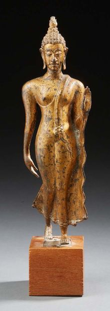 THAÏLANDE Figurine en bronze laqué or représentant un bouddha debout, une main relevée...