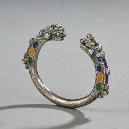 Asie du sud-est Silver bracelet chased with foliage finished with chimeras with enamelled...
