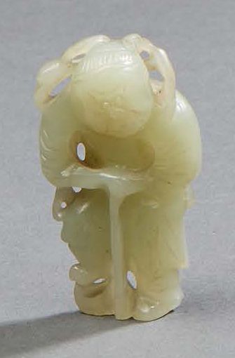 CHINE Light green jade figurine representing a pilgrim holding a cane, a double flask...