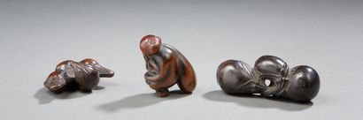 JAPON Trois netsuké en bois sculpté (singe, fruits, calbasses)
Fin XIXe siècle
Dim....