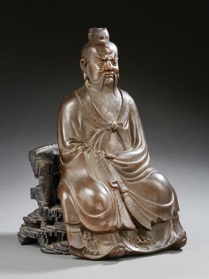 CHINE Grande figurine en bronze à patine brune représentant une divinité taoïste...