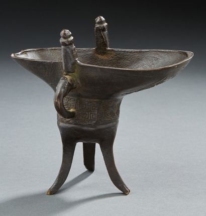 CHINE Tripod JUE libation cup in bronze with brown patina in the archaic style, with...