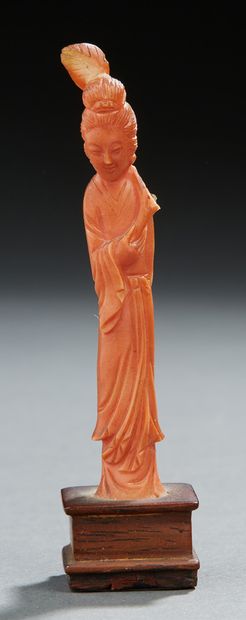 CHINE Petite figurine en pierre sculptée couleur corail représentan la déesse Guayin.
Fin...