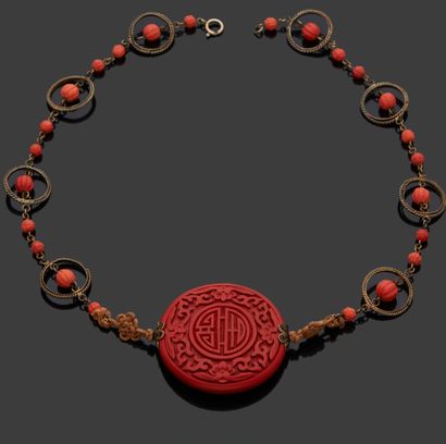 CHINE Collier en métal doré et perles de corail, en son centre un pendentif rond...