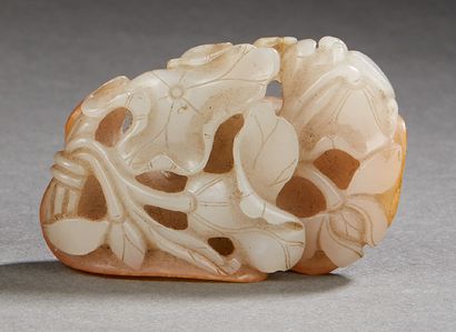 CHINE Small celadon and rust nephrite group, lotus leaves and bird.
19th century
L....