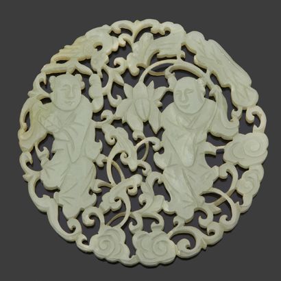 CHINE Grey-green jade openwork circular plate carved in Hoho and framed with lotus...