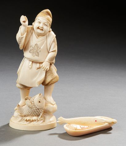 JAPON Okimono en ivoire, Ebisu sur un rocher, une carpe à ses pieds.
Epoque MEIJI...