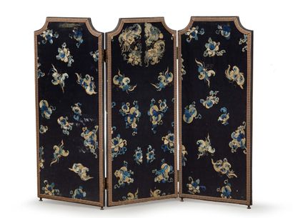 CHINE Small screen with three layers of fabric embroidered with flowers.
About 1900/30
H....