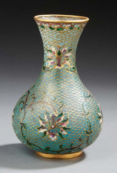 CHINE Petit vase balustre en émaux cloisonnés et verts à fond turquoise décoré de...