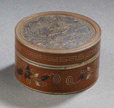 JAPON Boîte couverte en bronze cloisonné incrusté de métaux ; couvercle à motif d'un...