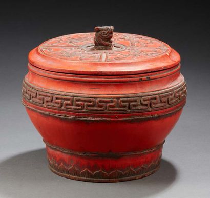 ASIE DU SUD EST Covered pot in red lacquered wood.
XXth century.
H. : 20 cm