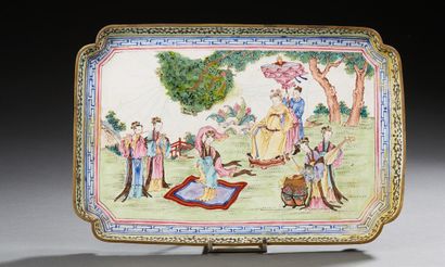CHINE Rectangular tray of enamels painted on copper representing a scene treated...