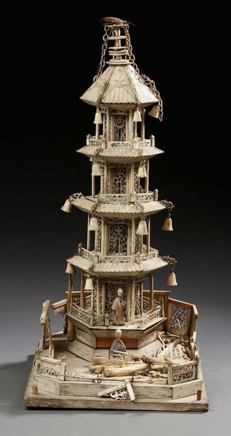 CHINE Groupe en os, pagode à quatre étages, les rebords du toit ornés de clochettes,...