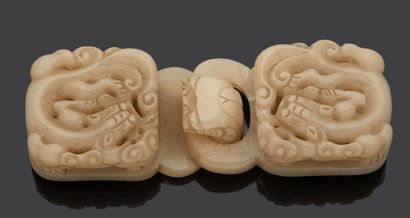 CHINE Jadeite fibula carved with two kilins.
Dim. : 10 cm