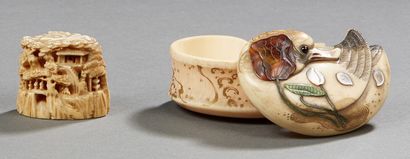 JAPON Ivory and walrus tooth set : small box in the shape of a duck in the lotus,...