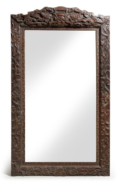 CHINE Mirror in richly carved wood.
Around 1930/50.
Dim. : 147 x 87 cm